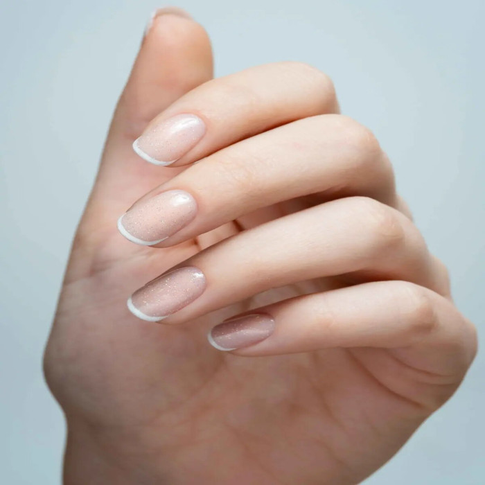 unghie corte con french manicure classica